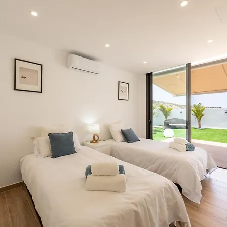 Villa Saras Village *