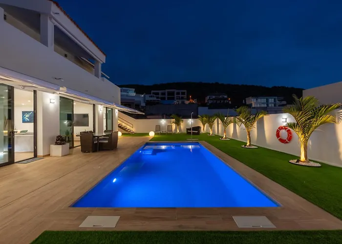 Villa Saras Village *